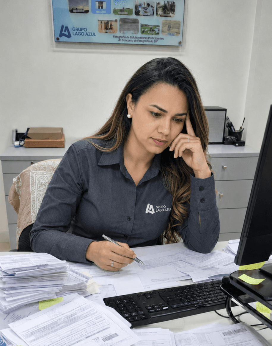 Cátia pensativa, refletindo sobre seu processo de trabalho.